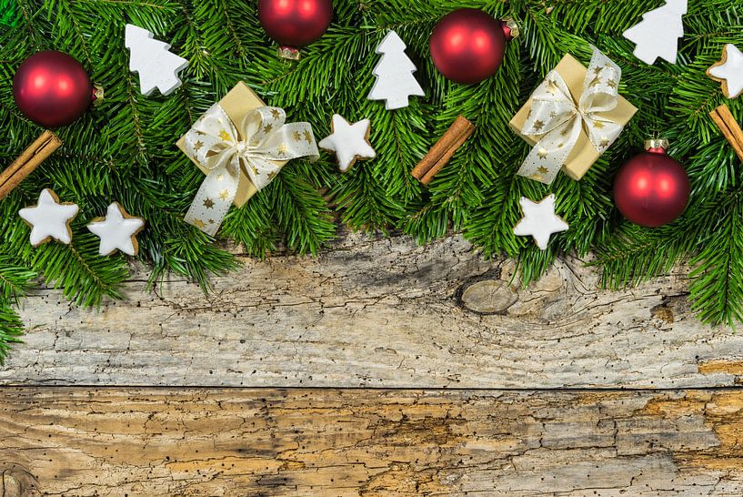 Weihnachten Holz Hintergrund mit Geschenk-Boxen, Tannenzweige, Sterne Cookies und Ornamente von Alex Winter
