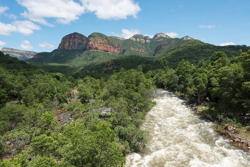 de blijde rivier bij de drakensbergen in zuid afrika by ChrisWillemsen
