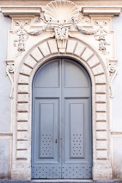 Blue/grey wooden front door in Rome by Merel Naafs