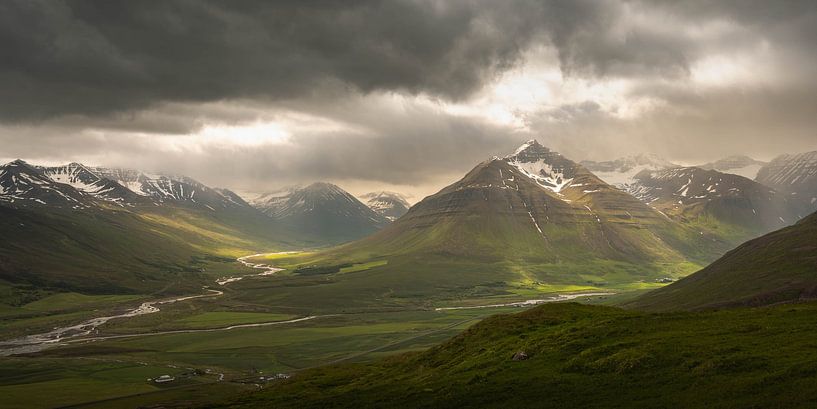 Spiel zwischen Sonne und Regen im Svarfaðardalur in Island von Henk Boerman