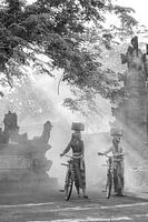 Radfahren und Chatten mit Frauen auf Bali