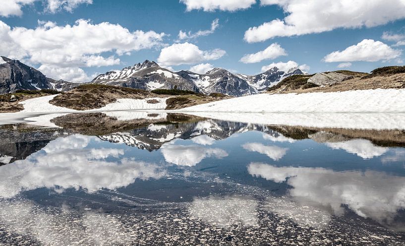Wolken und Schneespiegelung im Krummschnabelsee von Christa Kramer