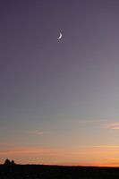 Mondsichel bei Sonnenuntergang