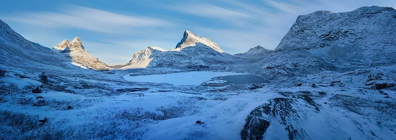 Trollstigen dans un paysage hivernal, Norvège par qtx