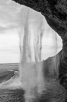 Derrière les voiles : Seljalandsfoss en noir et blanc