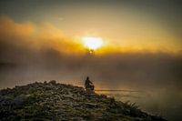 Fischer auf dem Fluss IJssel bei Sonnenaufgang