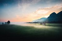 Bauernhaus im Nebel bei Sonnenaufgang