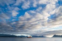 Hurtigruten op het water bij Molde, Noorwegen