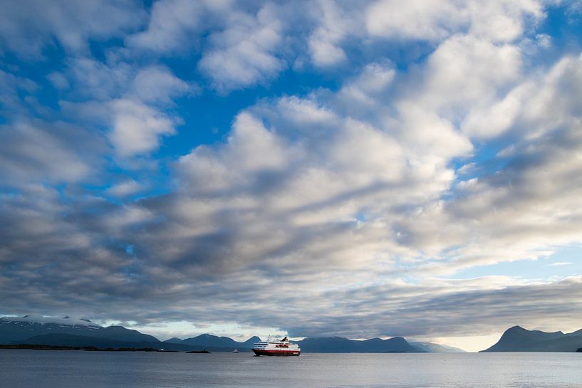 Hurtigruten op het water bij Molde, Noorwegen by Marie-Christine Alsemgeest-Zuiderent