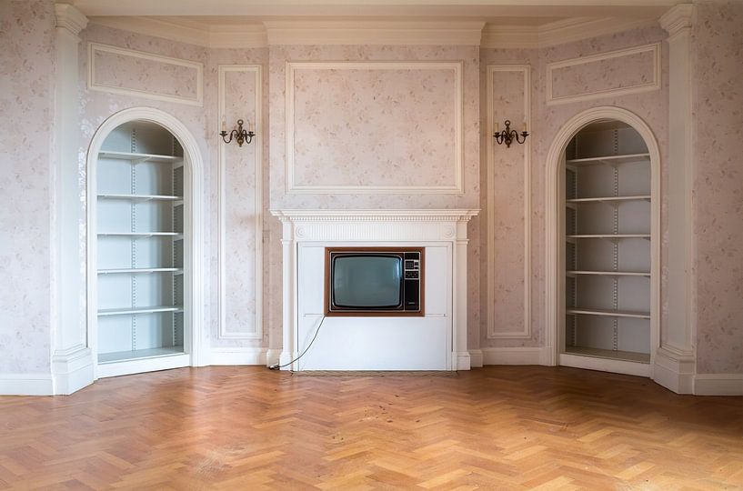 Fernsehen in der Mauer. von Roman Robroek – Fotos verlassener Gebäude