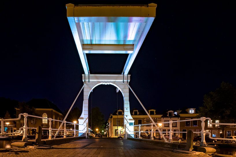 Authentische holländische weiße Zugbrücke über dem Stadtkanal von Fotografiecor .nl