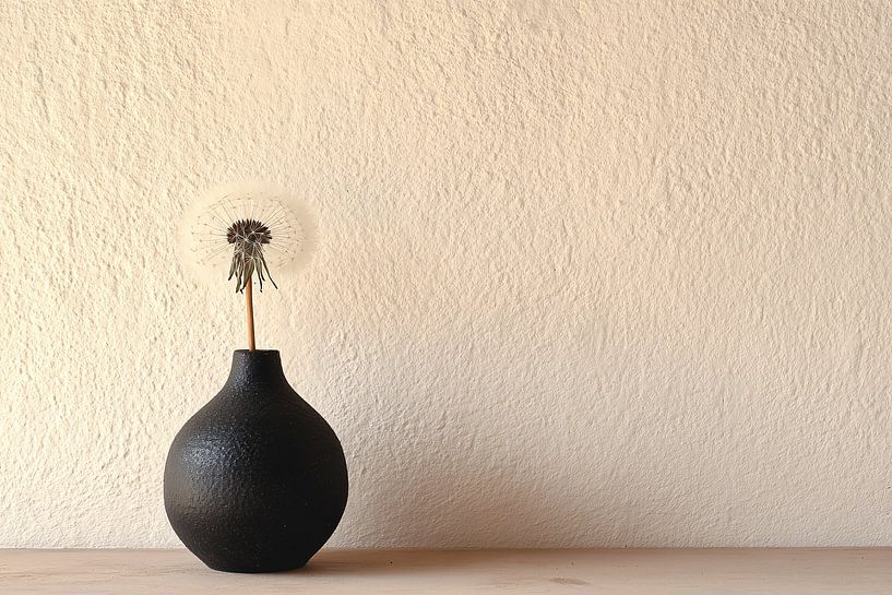 Minimalistische Vase mit Blume von Imperial Art House