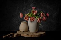 oude tulpjes in een vaasje