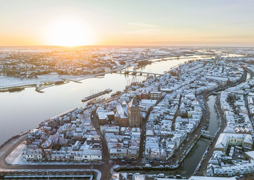 Vue de la ville de Kampen sur la rivière IJssel lors d'un lever de soleil hivernal froid par Sjoerd van der Wal Photographie
