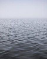 Nebliger Morgen am Wasser: Ein minimalistisches Meisterwerk