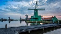 Zaanse Schans bij zonsopkomst met steiger