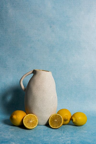Modern still life with a jug and lemons by John van de Gazelle fotografie