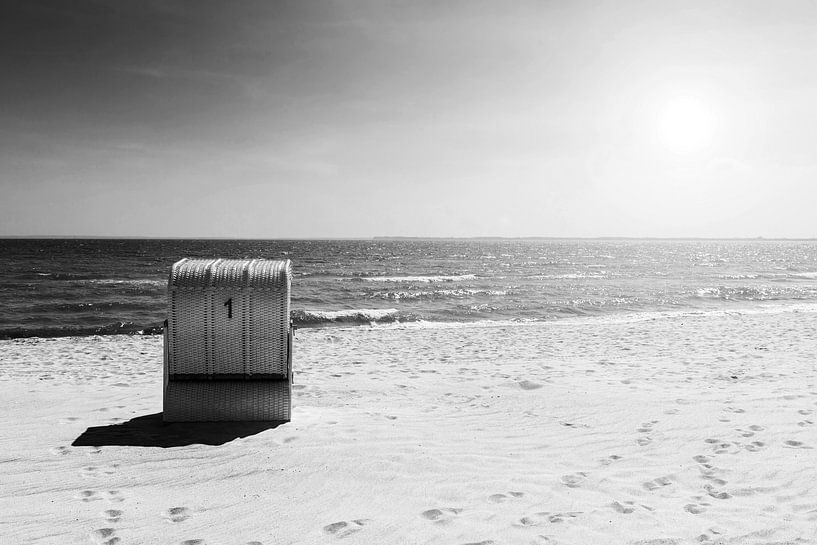 Strandkorb im Sonnenuntergang (Schwarzweiss) von Frank Herrmann