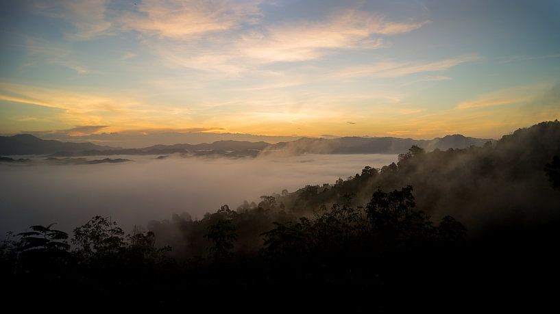 Zonsopgang op de berg genaamd Nuiy by Raymond Gerritsen