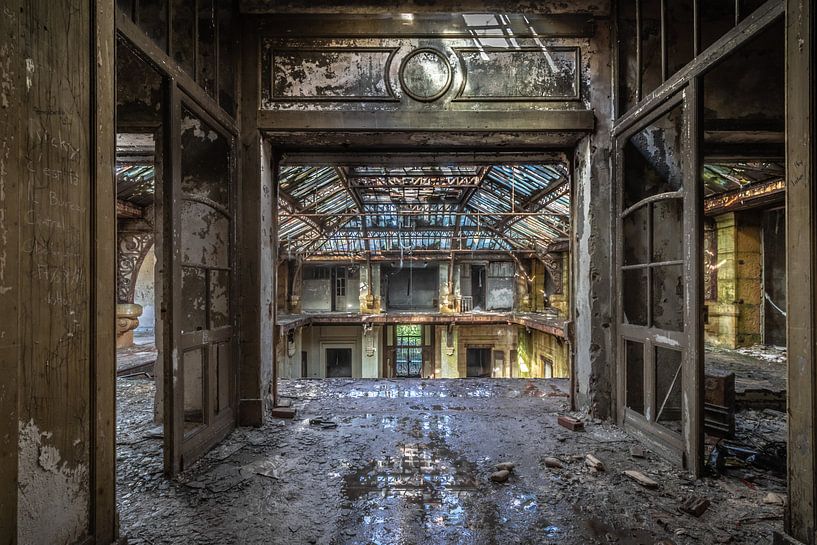 Bureau Centraal by Patrick Löbler