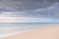 Fuerteventuras Strand bei Morgendämmerung – Malerische Langzeitbelichtung des Atlantiks