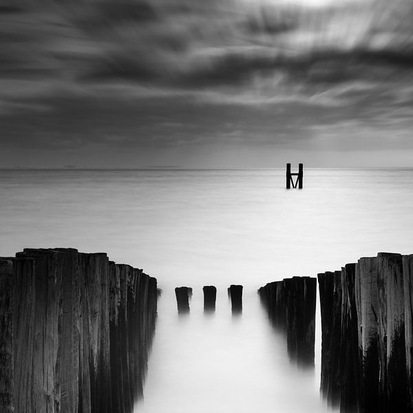 Gelassene schwarz-weiße Küstenlandschaft von Cathy Roels