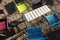 Delft, tafel en stoelen op terras Aula Technische Universiteit Delft