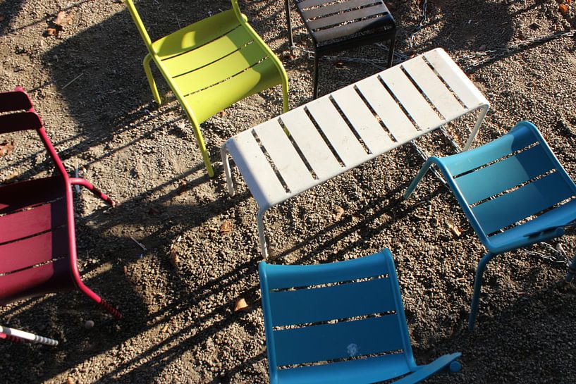 Delft, tafel en stoelen op terras Aula Technische Universiteit Delft von Anita Bastienne van den Berg
