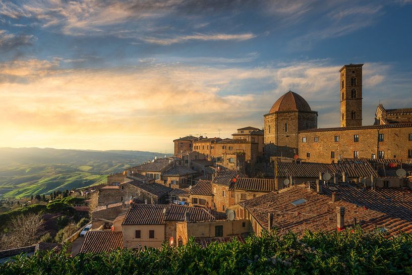 Skyline von Volterra bei Sonnenuntergang. Toskana von Stefano Orazzini