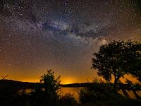 Die Milchstraße über einem Bergsee