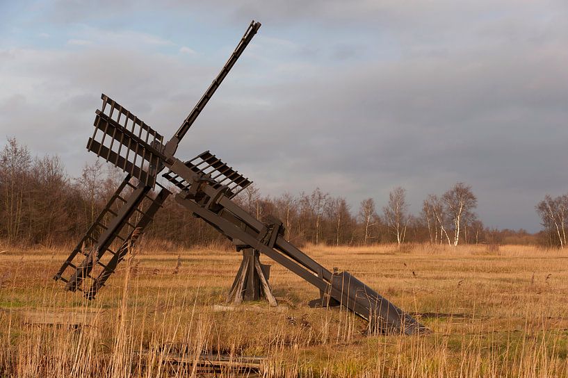 Wasserpumpe Windmühle auf der Wiese. von Brian Morgan