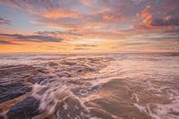 Wellenbrecher der Nordsee bei Sonnenuntergang