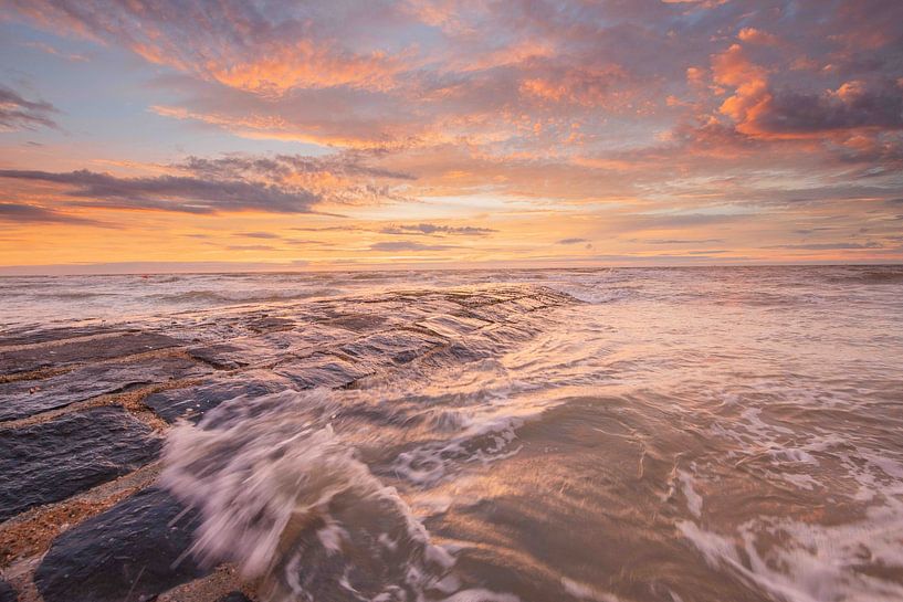Wellenbrecher der Nordsee bei Sonnenuntergang von Adriaan Huys Fotograaf