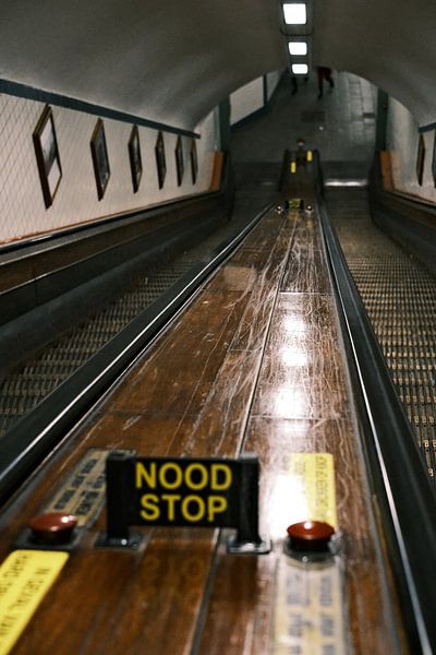 Notausschalter Industrielle U-Bahn-Rolltreppe | Antwerpen, Belgien | Straßenfotografie von Diana van Neck Photography