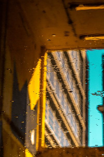 Scène urbaine reflet jaune et bleu par Lima Fotografie