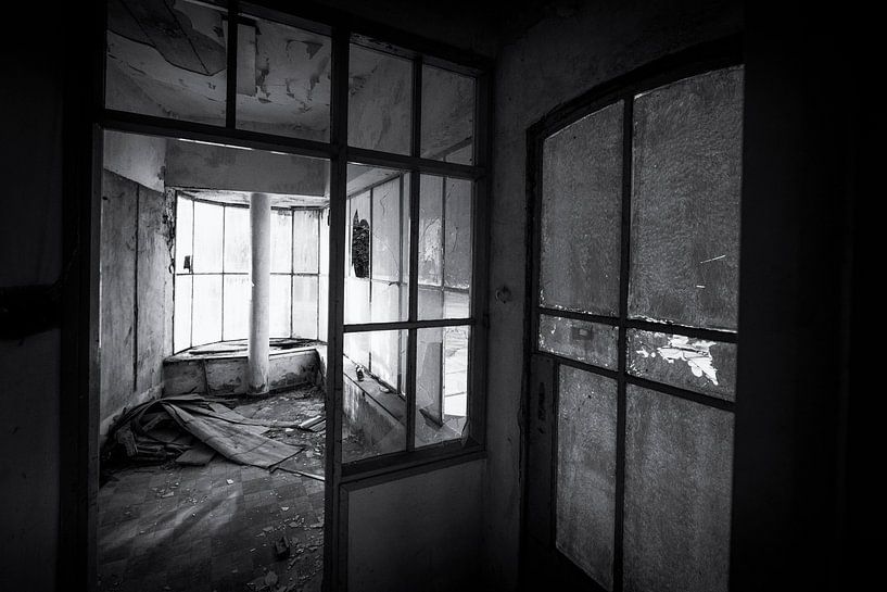 Interior petrol station fifties, urbex black and white by Ger Beekes