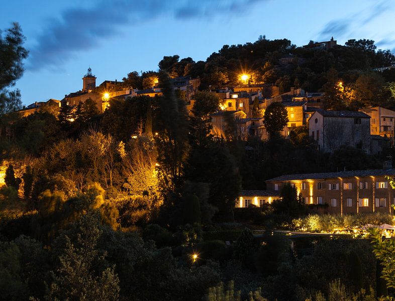 Vue du soir de la petite ville de Moissac-Bellevue en Provence, France par Bram Lubbers