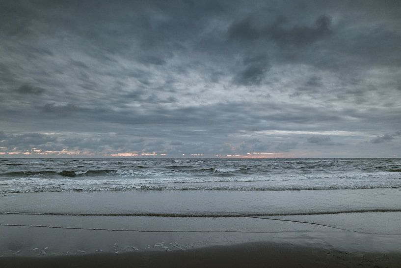 Nordsee in der blauen Stunde. von Nanda van der Eijk