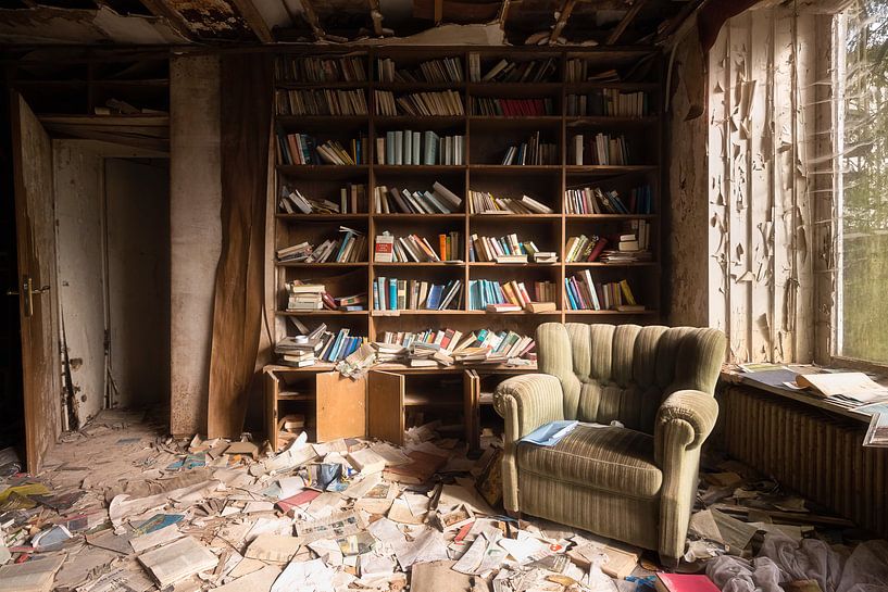 Abandoned Reading Room. by Roman Robroek - Photos of Abandoned Buildings
