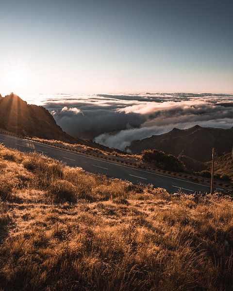 Weg boven de wolken op Madeira van Fabiroams
