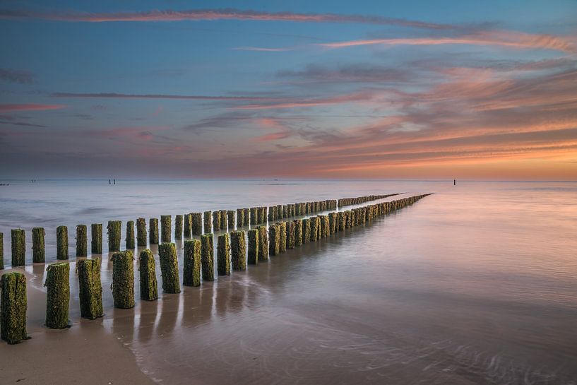 Golfbrekers en zonsondergang in Westkapelle van Marian van der Kallen Fotografie