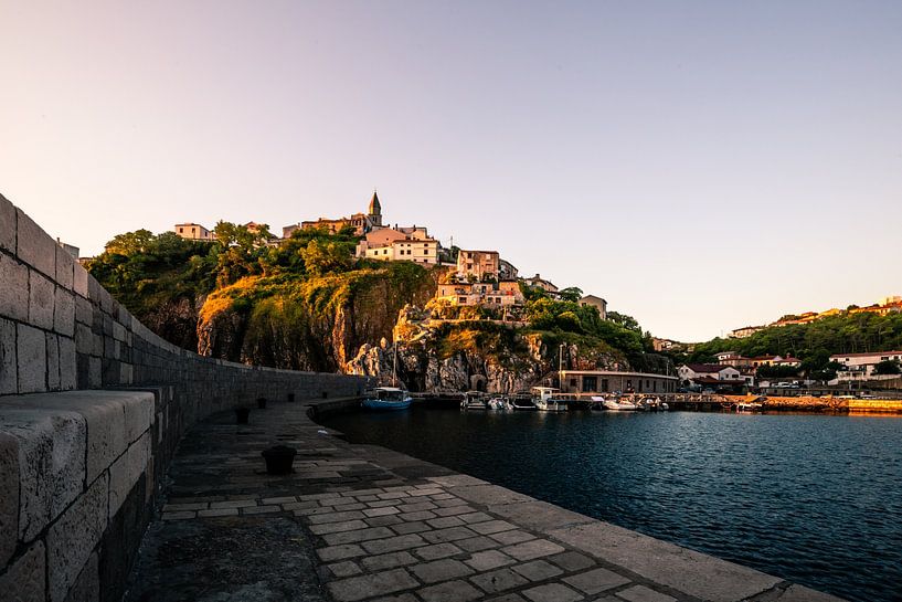 Vrbnik sur Krk un village de montagne en Croatie avec le port au lever du soleil par Fotos by Jan Wehnert