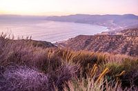 Mooie zonsondergang aan de kust