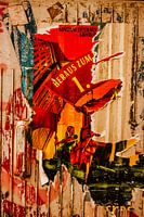 Zerrissene Plakat‑Collage – Urban Street Art auf verwitterter Tür | Rot & Gelb