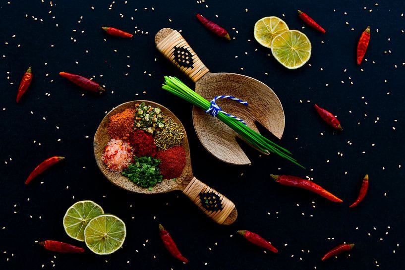 Gewürze und Kräuter auf Holzlöffeln von Francis Dost