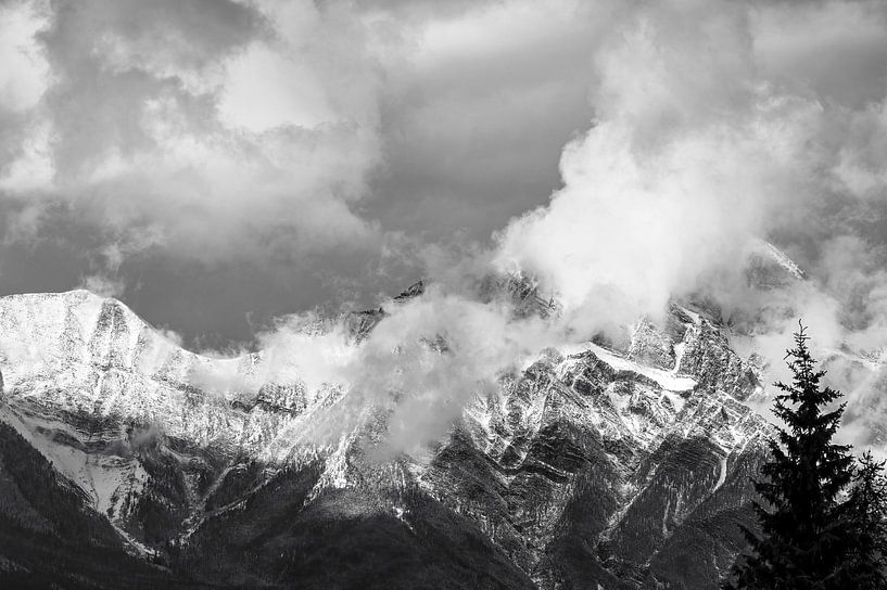 Eine Schönheit aus schneebedeckten Bergen und Wolken von Jacqueline Heijt