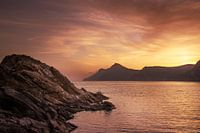 zonsondergang aan de Mediterraanse zee