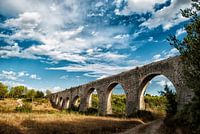Oude aquaduct (waterbrug) uit Romeinse tijd nabij Montpellier (Frankrijk) met blauwe lucht en witte 