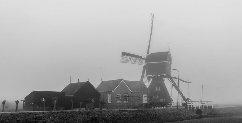 Windmolen in de mist (zwart-wit) by Stephan Neven