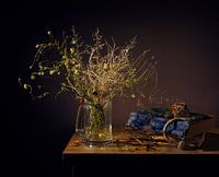 stilleven met gedroogde planten en boeken